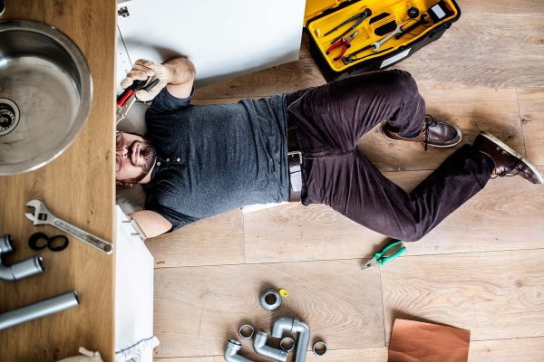 man-fixing-kitchen-sink-resize.jpg